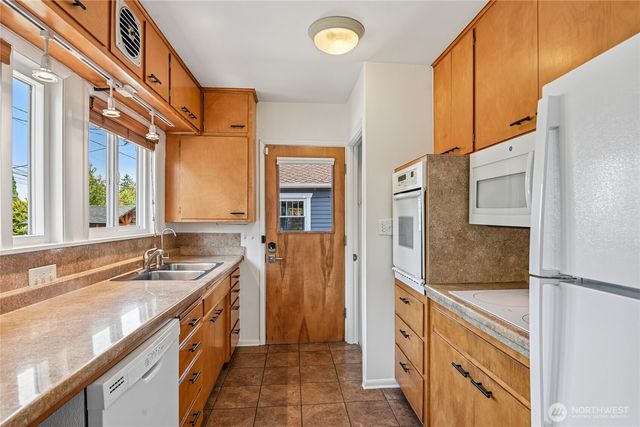 5017 SW Grayson Street, Seattle, WA 98116