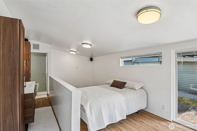 5017 SW Grayson Street, Seattle, WA 98116
