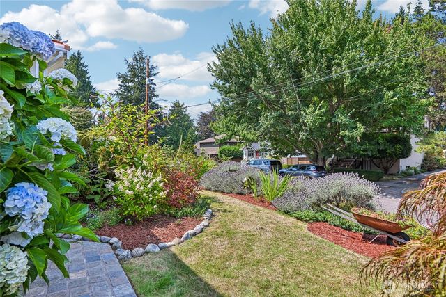 5017 SW Grayson Street, Seattle, WA 98116