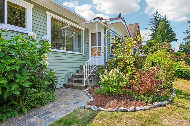 5017 SW Grayson Street, Seattle, WA 98116