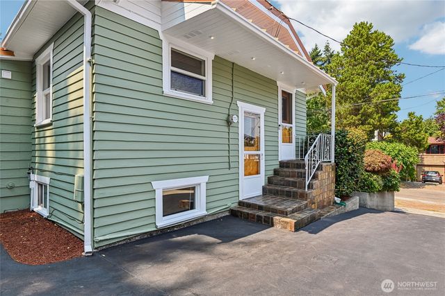 5017 SW Grayson Street, Seattle, WA 98116