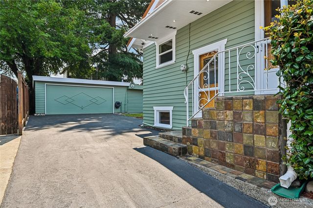 5017 SW Grayson Street, Seattle, WA 98116