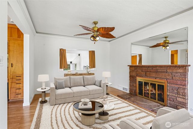 5017 SW Grayson Street, Seattle, WA 98116