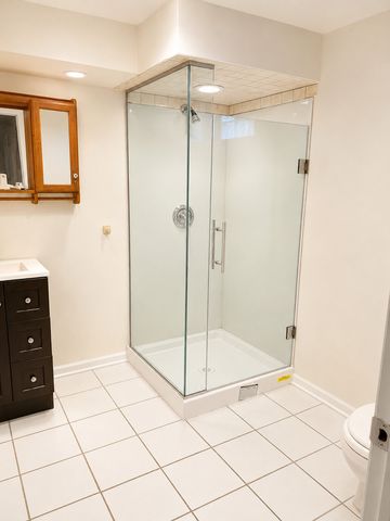 220 Lakewood Drive, Oakwood Hills, IL 60013