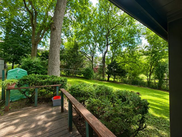 220 Lakewood Drive, Oakwood Hills, IL 60013