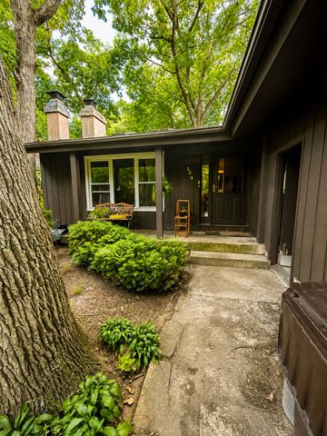 220 Lakewood Drive, Oakwood Hills, IL 60013
