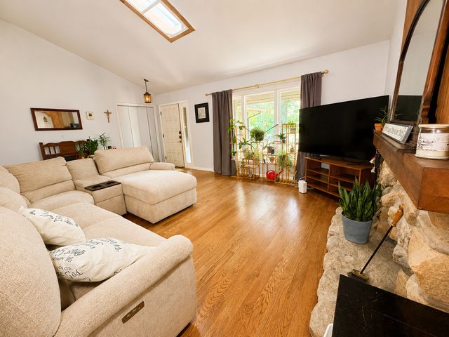 220 Lakewood Drive, Oakwood Hills, IL 60013