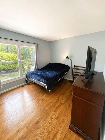 220 Lakewood Drive, Oakwood Hills, IL 60013