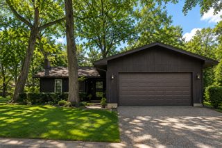 220 Lakewood Drive, Oakwood Hills, IL 60013