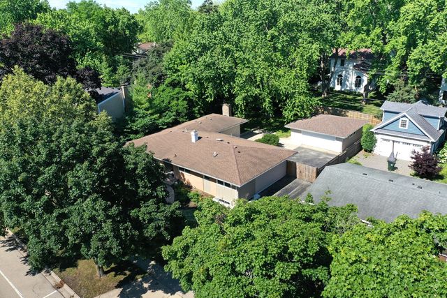 717 S 4th Avenue, Libertyville, IL 60048