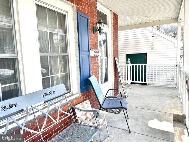 225 CHERRY ST, Saint Clair, PA 17970