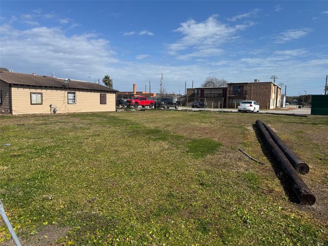 19-- 44th, Galveston, TX 77550