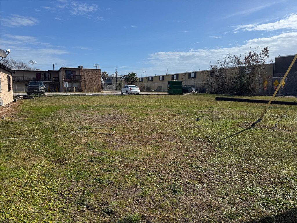 19-- 44th, Galveston, TX 77550