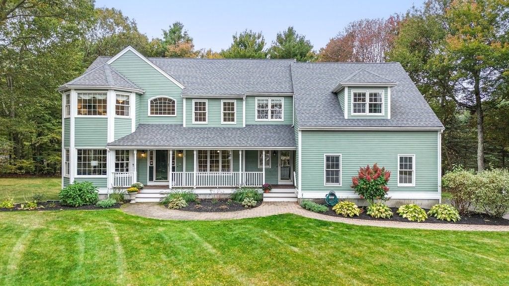 29 Lawrence Dr, Franklin, MA 02038
