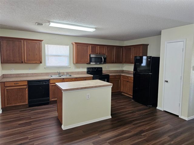 1205 Beeblossom Drive, Desoto, TX 75115