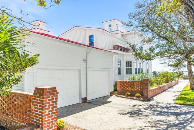 216 W Bay Street, Saint James, NC 28461