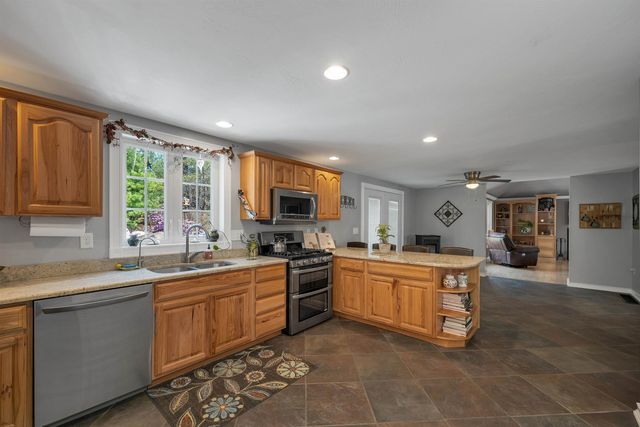 71 Auburn Road, Hooksett, NH 03106