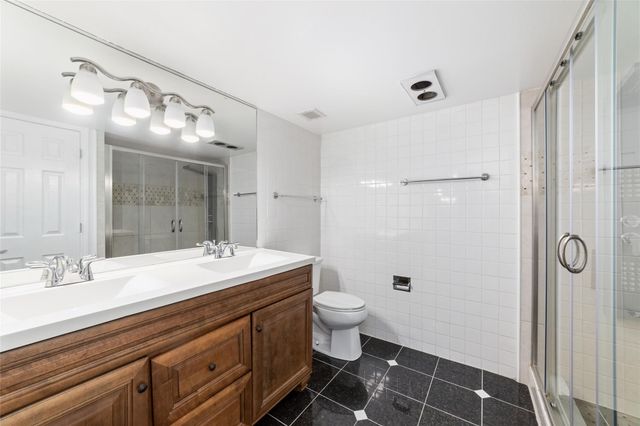 5050 Ambassador Way 309, Houston, TX 77056