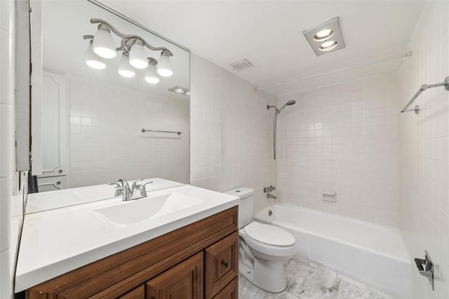 5050 Ambassador Way 309, Houston, TX 77056