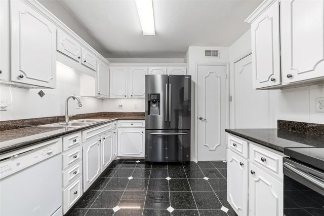 5050 Ambassador Way 309, Houston, TX 77056