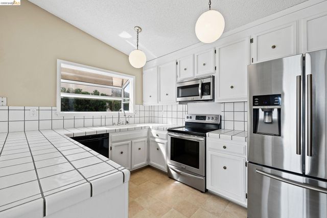 1147 Willow Lake Rd, Discovery Bay, CA 94505