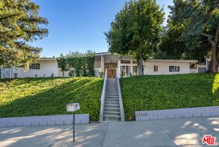 23826 Burbank Boulevard, Woodland Hills (los Angeles), CA 91367