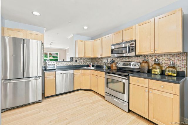 15 Winding Ridge Road, White Plains, NY 10603