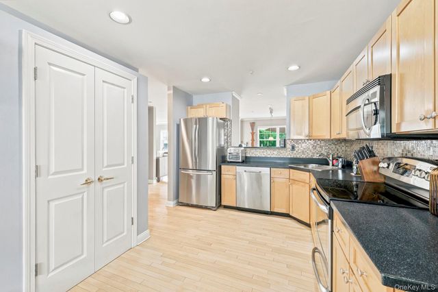 15 Winding Ridge Road, White Plains, NY 10603