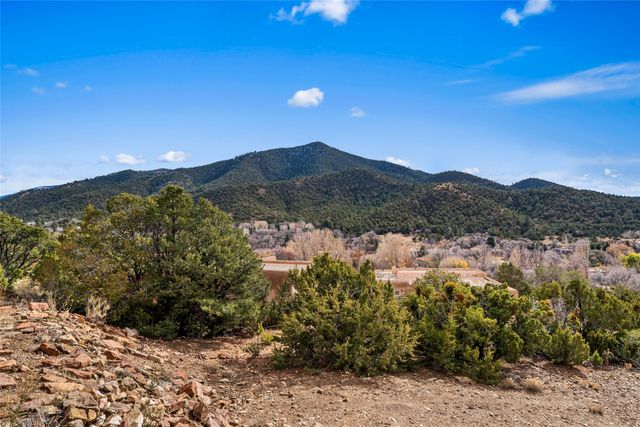 1661 Cerro Gordo E, Santa Fe, NM 87501