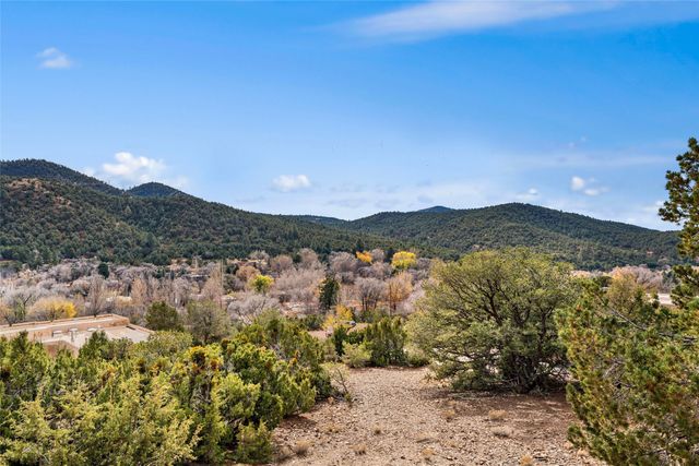 1661 Cerro Gordo E, Santa Fe, NM 87501