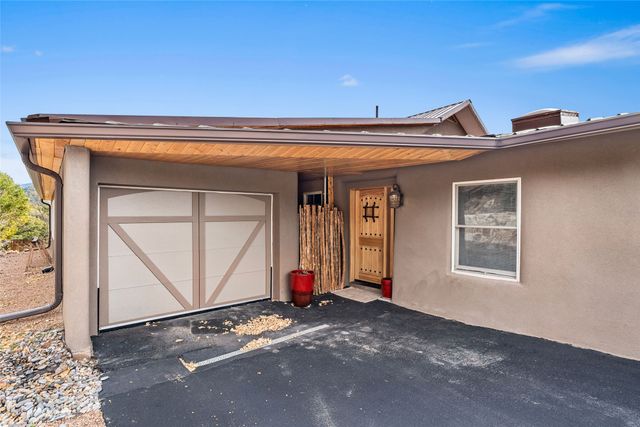 1661 Cerro Gordo E, Santa Fe, NM 87501