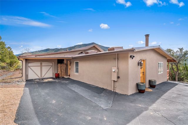 1661 Cerro Gordo E, Santa Fe, NM 87501