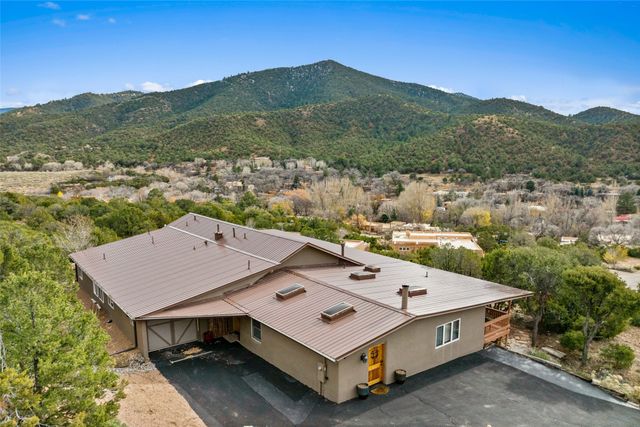 1661 Cerro Gordo E, Santa Fe, NM 87501