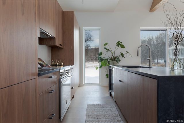 3 Schoolhouse Road, Saugerties, NY 12477