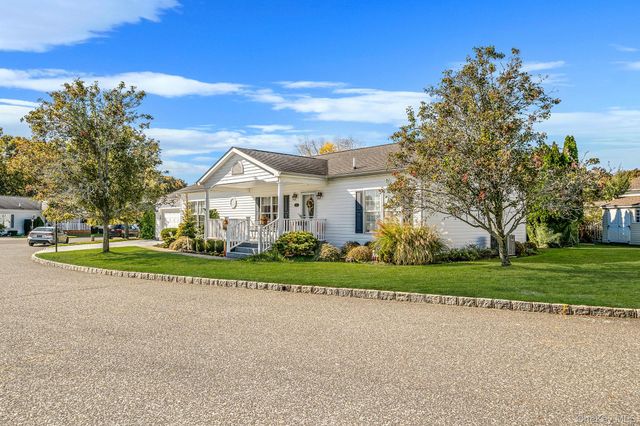 1407 Middle Road 258, Calverton, NY 11933