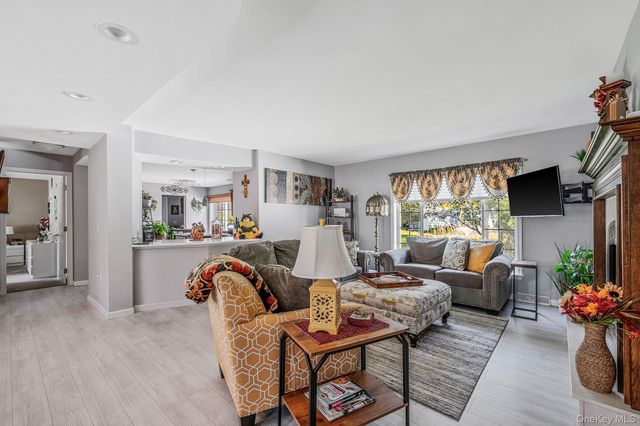 1407 Middle Road 258, Calverton, NY 11933