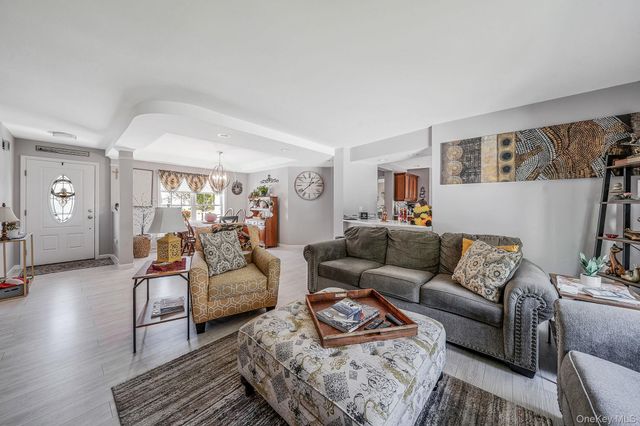 1407 Middle Road 258, Calverton, NY 11933