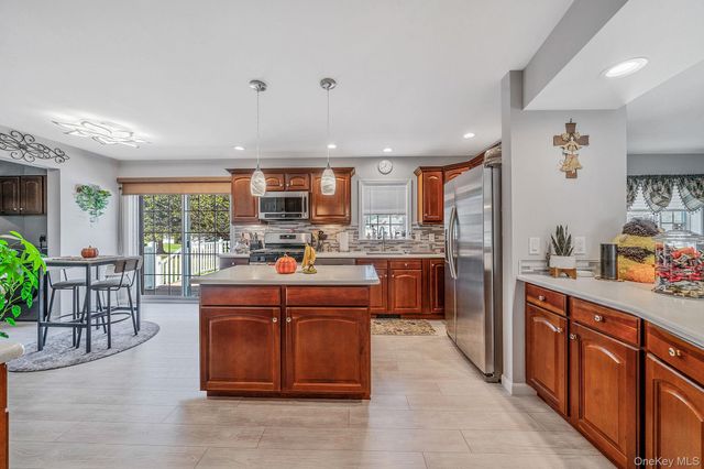 1407 Middle Road 258, Calverton, NY 11933