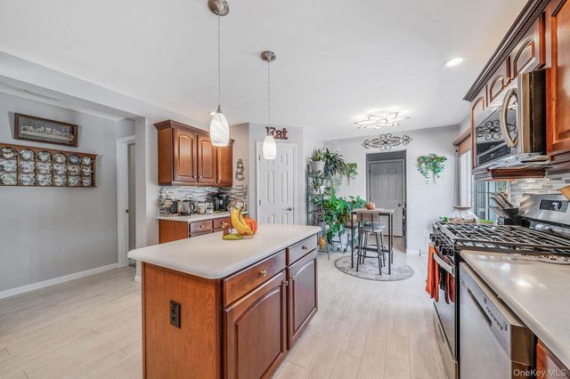 1407 Middle Road 258, Calverton, NY 11933