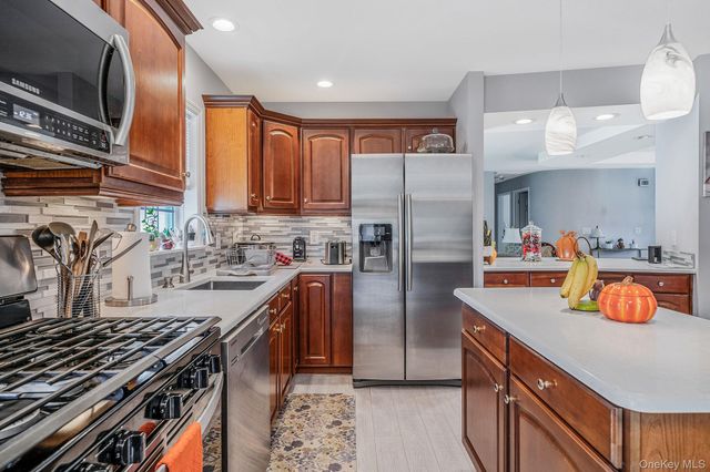 1407 Middle Road 258, Calverton, NY 11933