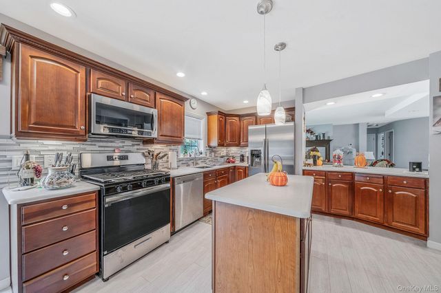 1407 Middle Road 258, Calverton, NY 11933