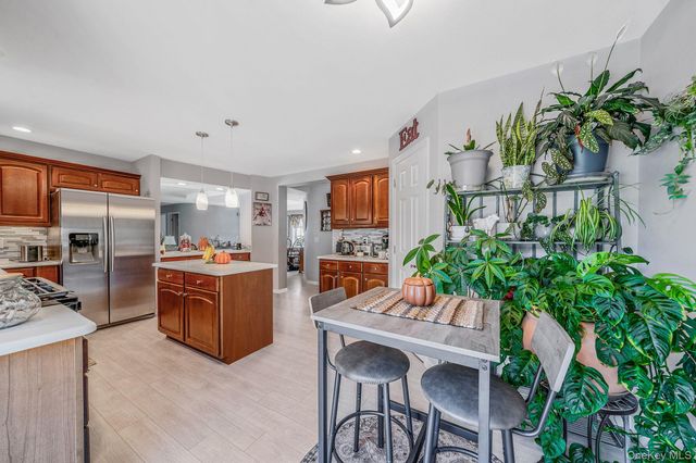 1407 Middle Road 258, Calverton, NY 11933