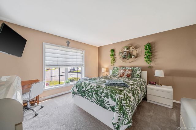 1407 Middle Road 258, Calverton, NY 11933