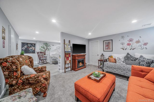 1407 Middle Road 258, Calverton, NY 11933