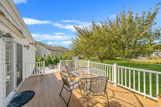 1407 Middle Road 258, Calverton, NY 11933