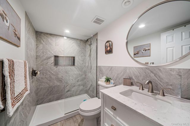 1407 Middle Road 258, Calverton, NY 11933