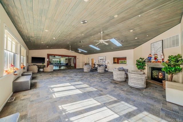 1407 Middle Road 258, Calverton, NY 11933