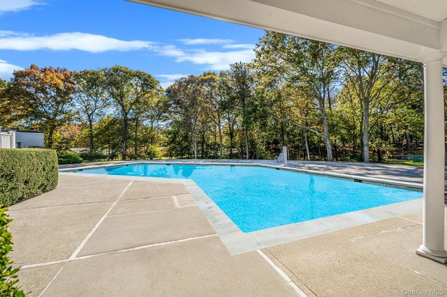 1407 Middle Road 258, Calverton, NY 11933