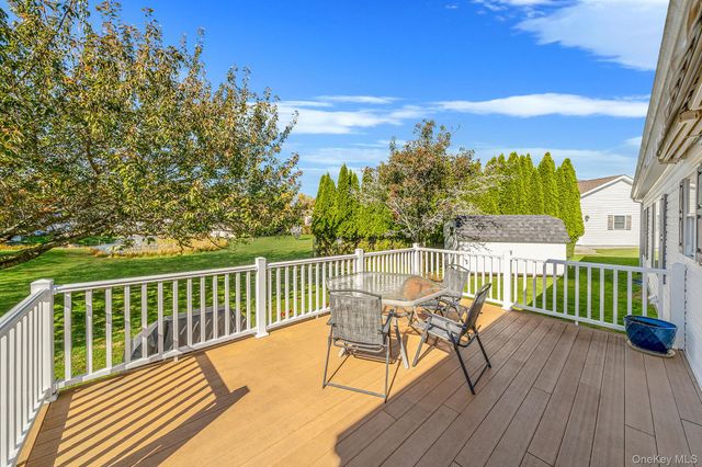 1407 Middle Road 258, Calverton, NY 11933