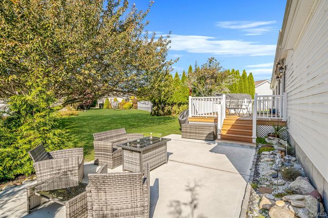 1407 Middle Road 258, Calverton, NY 11933